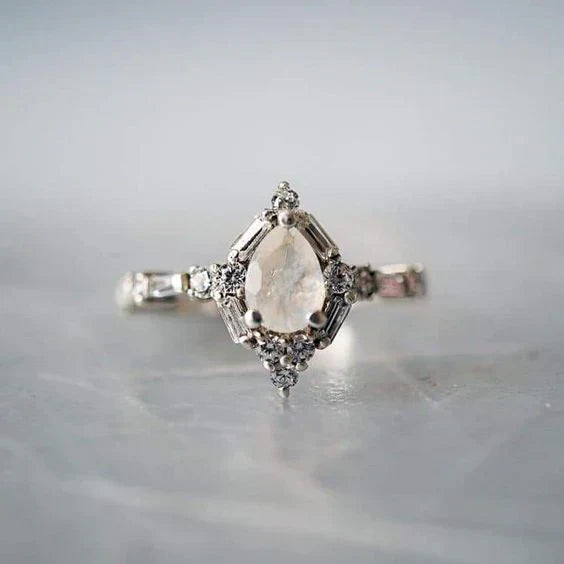 Anillo vintage de piedra lunar y luz de estrella