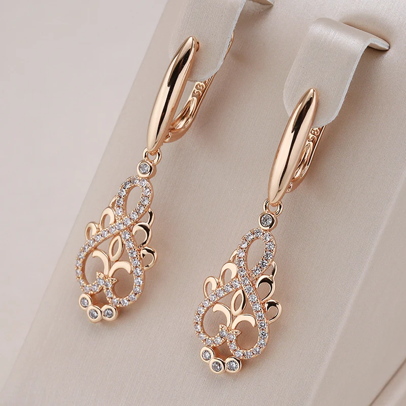 Boucles d'oreilles elfiques élégantes avec zirconiums en or 