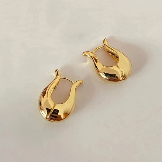 Pendientes dorados de diseño fluido y elegante