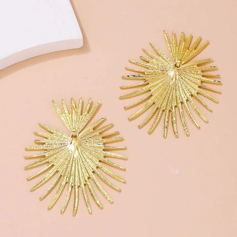 Pendientes dorados con textura de rayos de sol llamativos