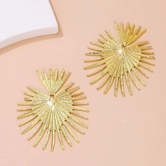 Pendientes dorados con textura de rayos de sol llamativos