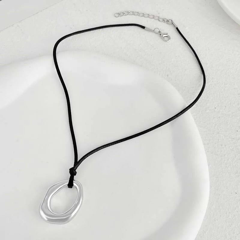 Collier avec pendentif abstrait argenté et cordon noir