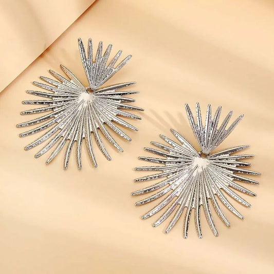 Pendientes de plata con diseño de rayos de sol radiantes y pinchos