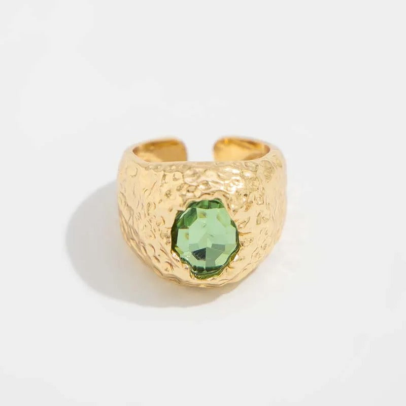 Anillo ajustable texturizado con piedras preciosas verdes doradas