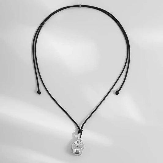Collier avec pendentif artistique en argent et cordon noir ajustable