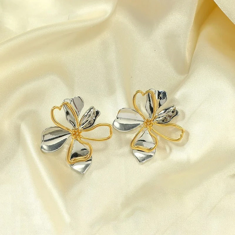 Pendientes de pétalos de flores de oro y plata