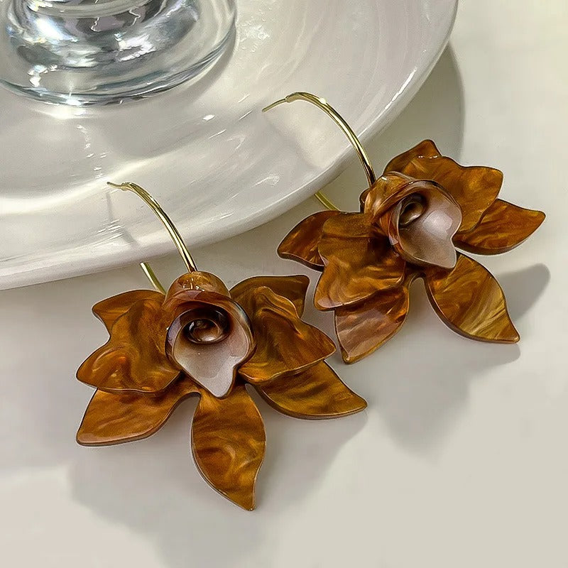 Pendientes de aro con pétalos marrones y flores doradas