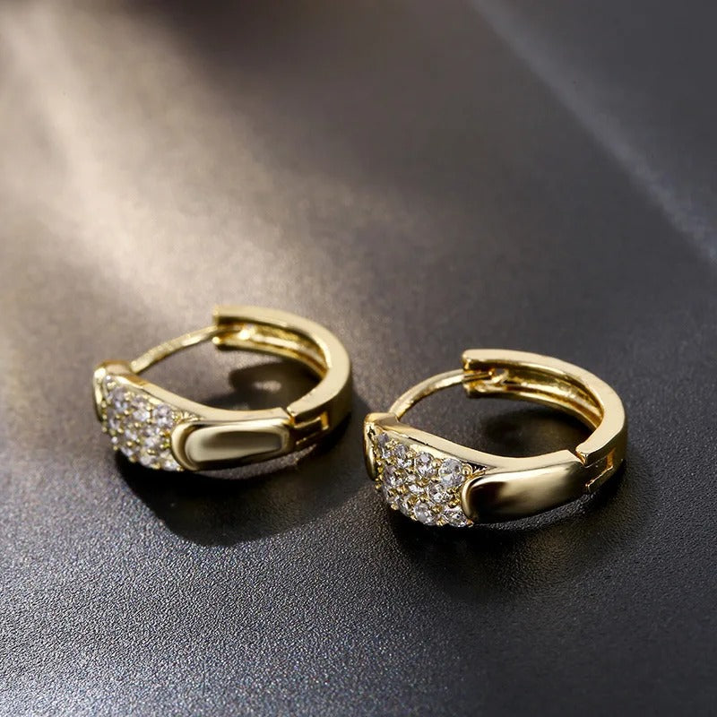 Boucles d'oreilles créoles classiques dorées avec pierres précieuses scintillantes