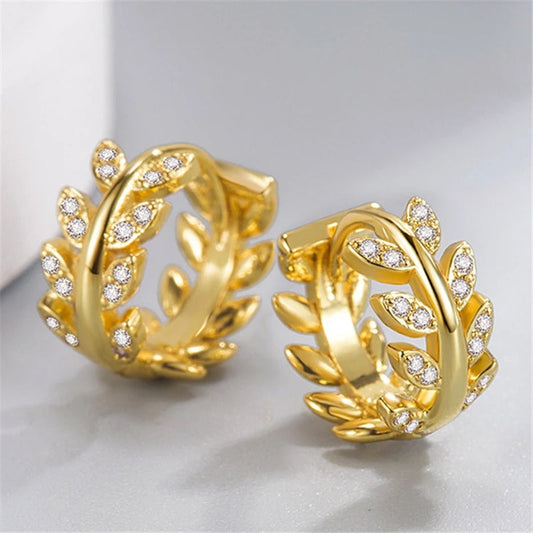 Pendientes de aro con cristales y diseño de hojas florales doradas