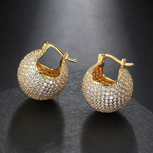 Pendientes de aro con pavé de cristales dorados atemporales