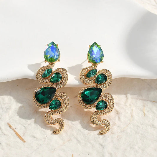Pendientes vintage dorados con cristales verdes y serpiente