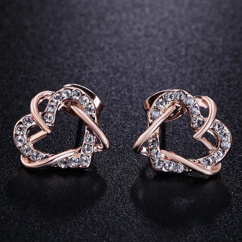 Boucles d'oreilles en or rose avec cœur entrelacé et cristaux