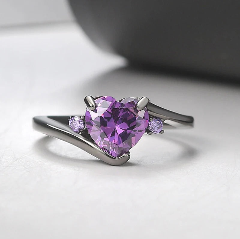 Anillo de plata con piedra preciosa morada en forma de corazón