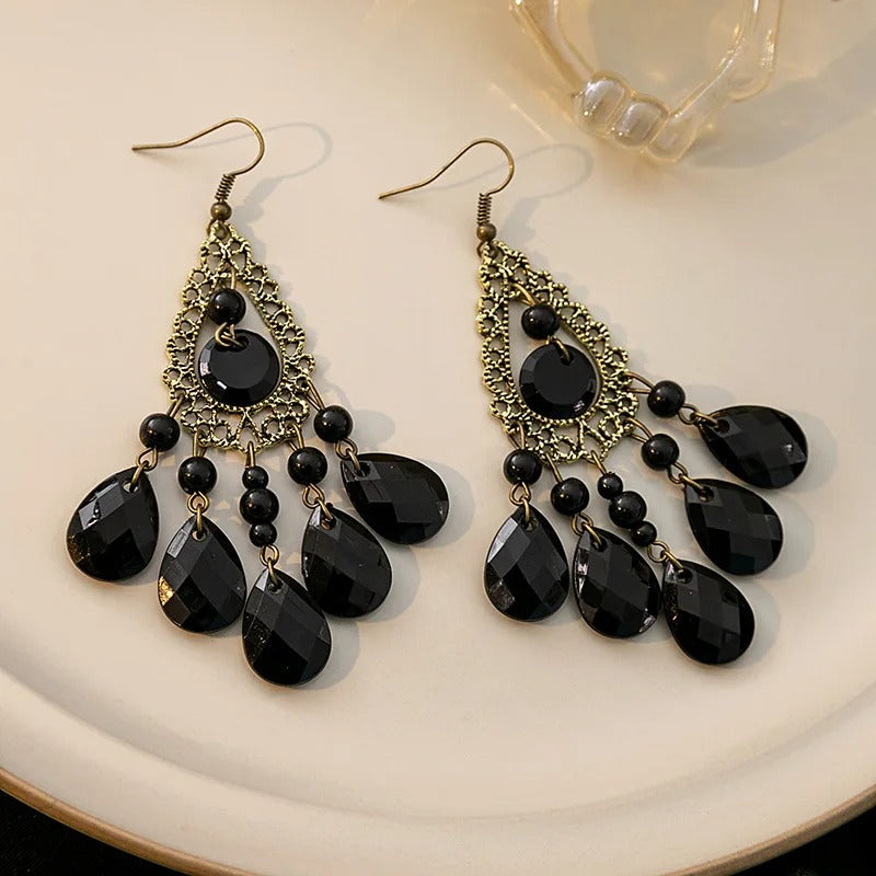 Pendientes colgantes con borlas negras en forma de pluma de pavo real