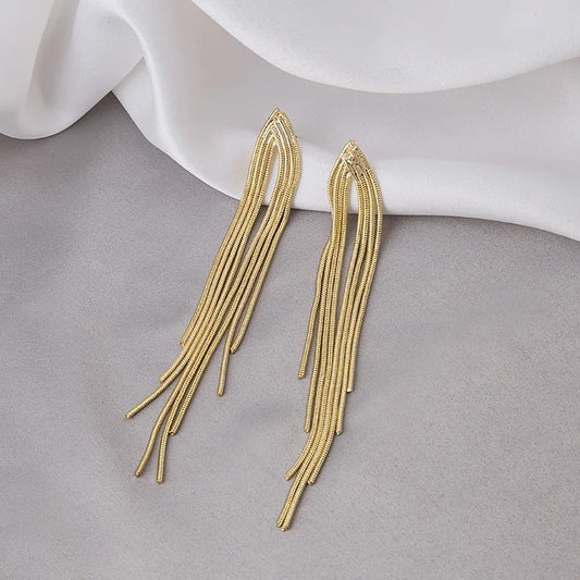 Pendientes de borlas delicadas con flecos y cadena dorada