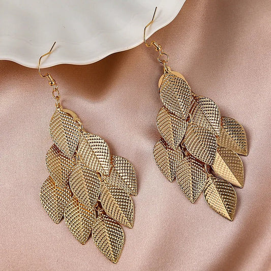 Pendientes colgantes con múltiples hojas de oro