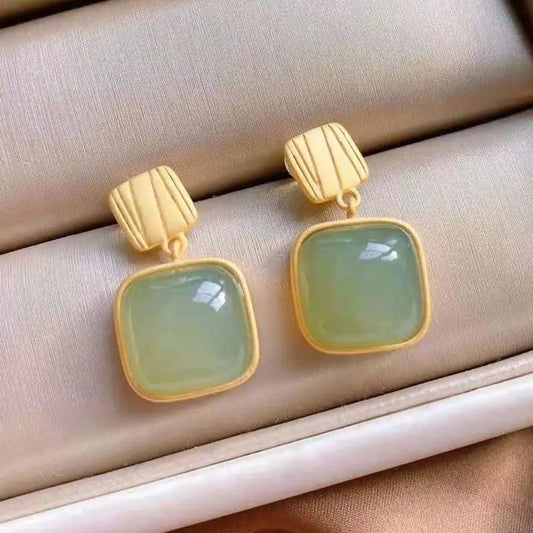 Pendientes de piedras preciosas verdes cuadradas doradas
