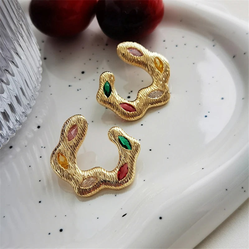 Pendientes dorados ondulados con piedras preciosas multicolores