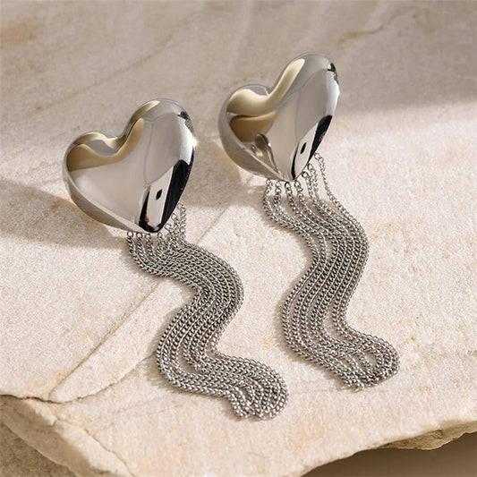 Boucles d'oreilles classiques argentées en forme de cœur avec pampille et chaîne