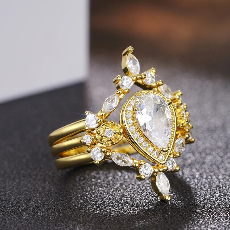Anillo de oro vintage con corona de corte de pera