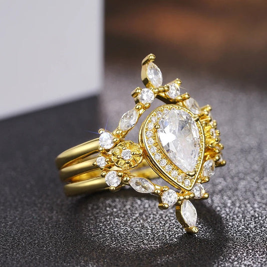 Anillo de oro vintage con corona de corte de pera