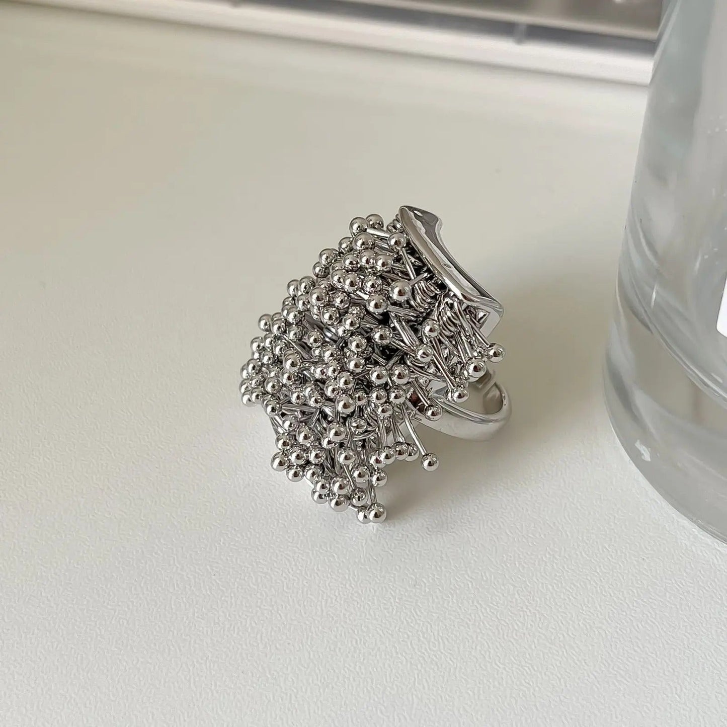 Bague ajustable en argent ornée de perles uniques