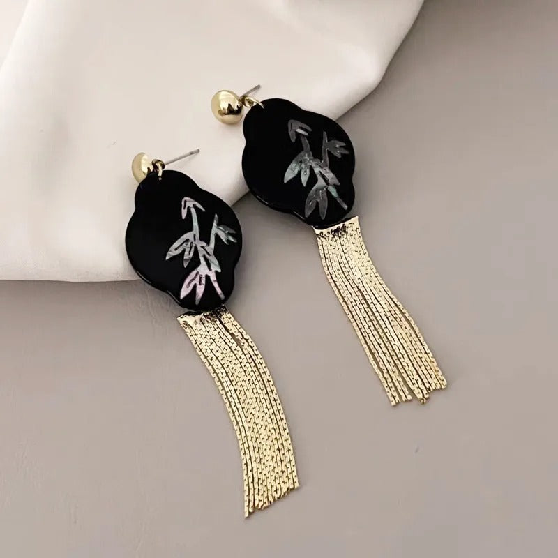 Pendientes colgantes vintage de bambú con borlas negras y doradas