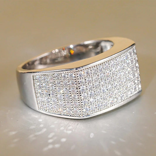 Anillo de plata brillante con diamantes transparentes
