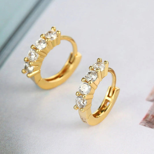Pendientes de aro con piedras redondas brillantes y doradas atemporales