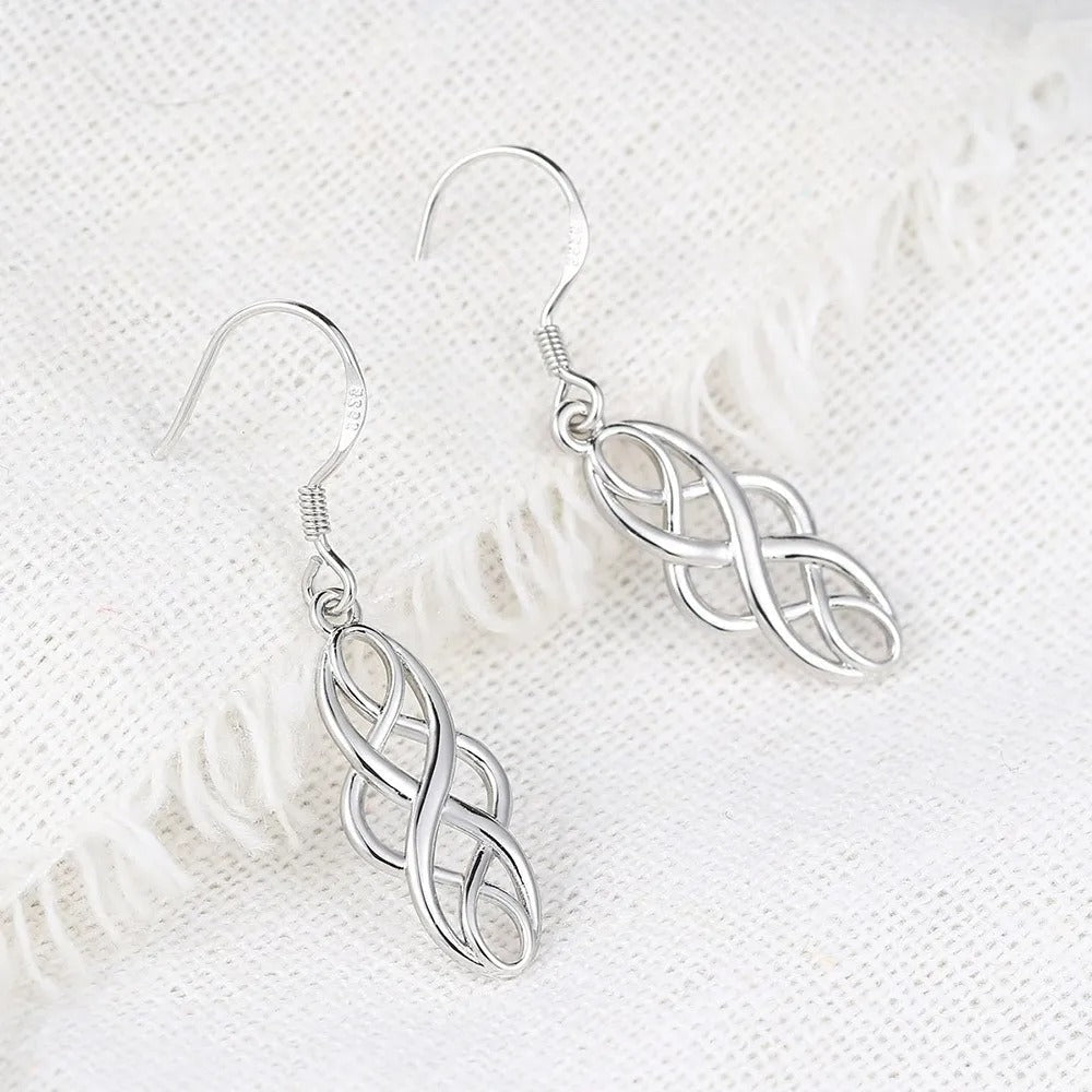 Boucles d'oreilles intemporelles en argent avec motif infini entrelacé