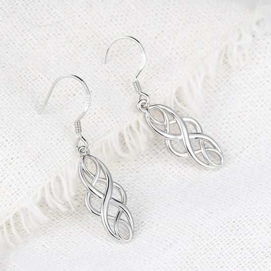 Pendientes atemporales de plata con patrón infinito entrelazado