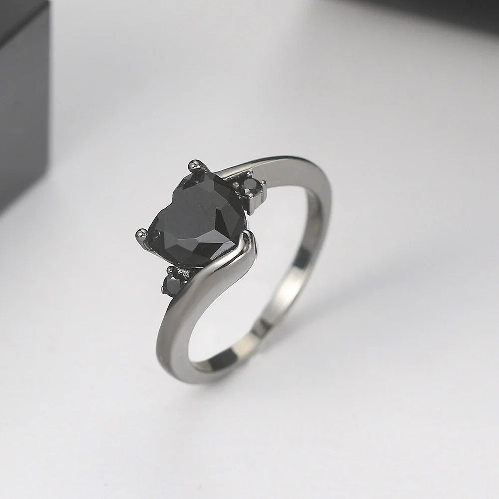 Anillo de plata con piedra negra en forma de corazón