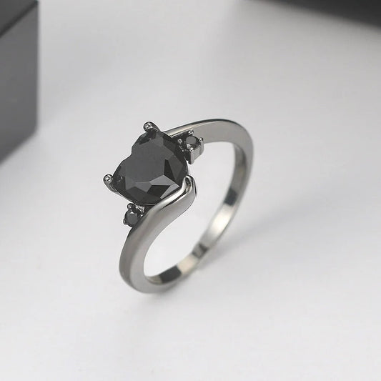 Anillo de plata con piedra negra en forma de corazón