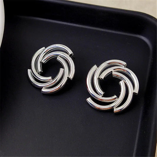 Boucles d'oreilles classiques argentées en forme de spirale entrelacée