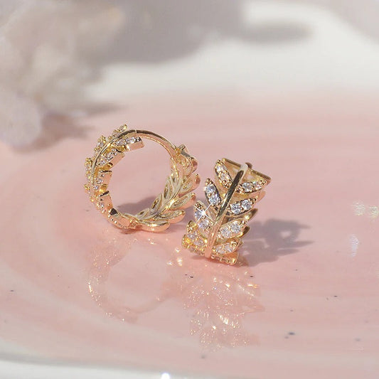 Pendientes de aro con hojas de cristal dorado y brillante