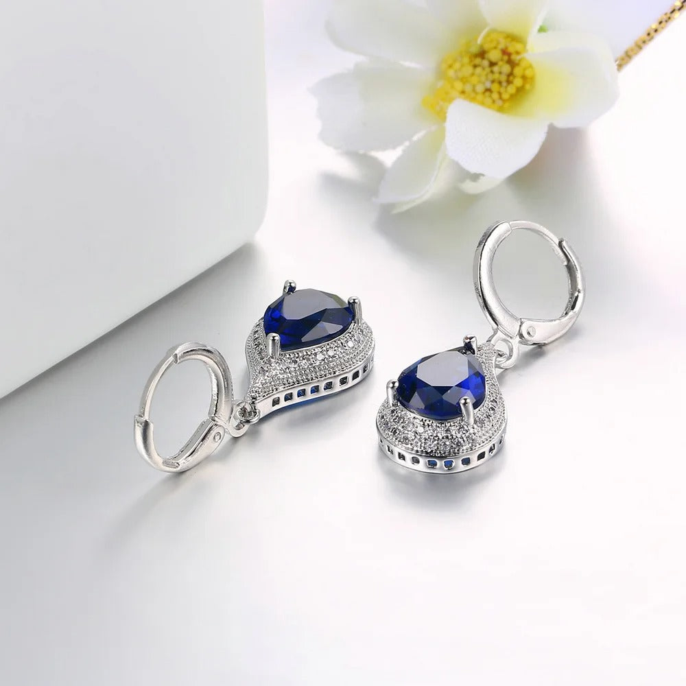 Boucles d'oreilles pendantes classiques en argent et pierre bleue