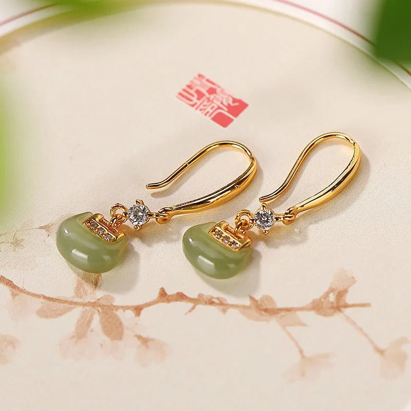 Boucles d'oreilles classiques en or et cristal vert jade en forme de larme