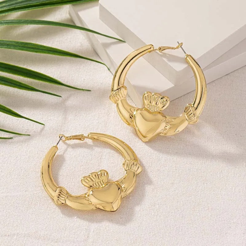 Pendientes de aro dorados con forma de corazón y alas