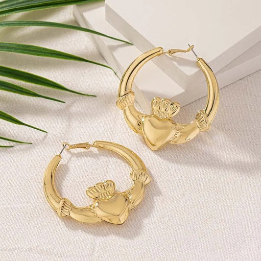 Pendientes de aro dorados con forma de corazón y alas