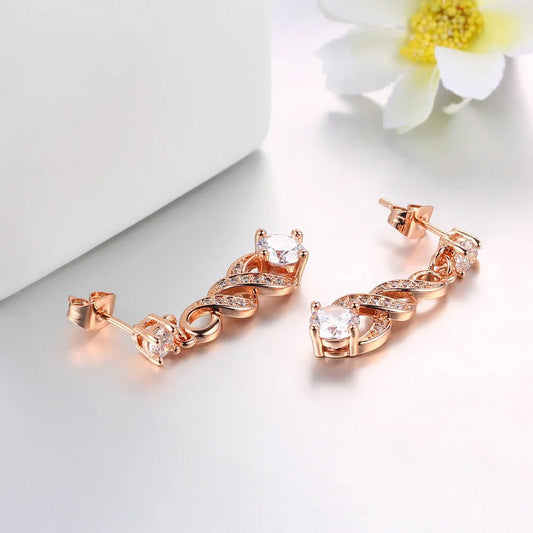 Pendientes atemporales de oro rosa con brillantes piedras preciosas