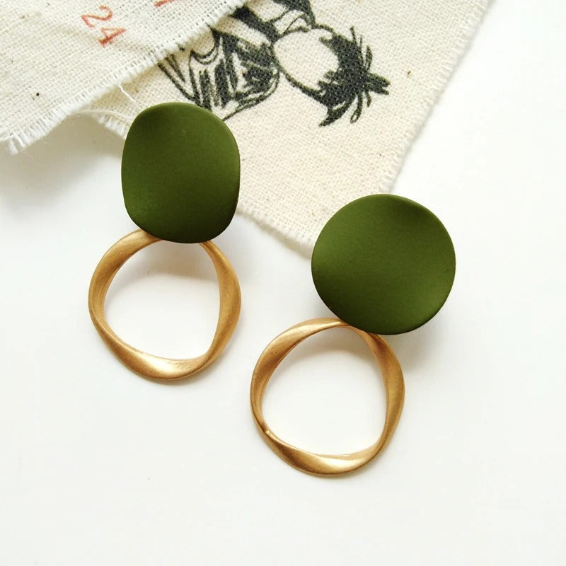 Pendientes de aro geométricos en verde mate y dorado