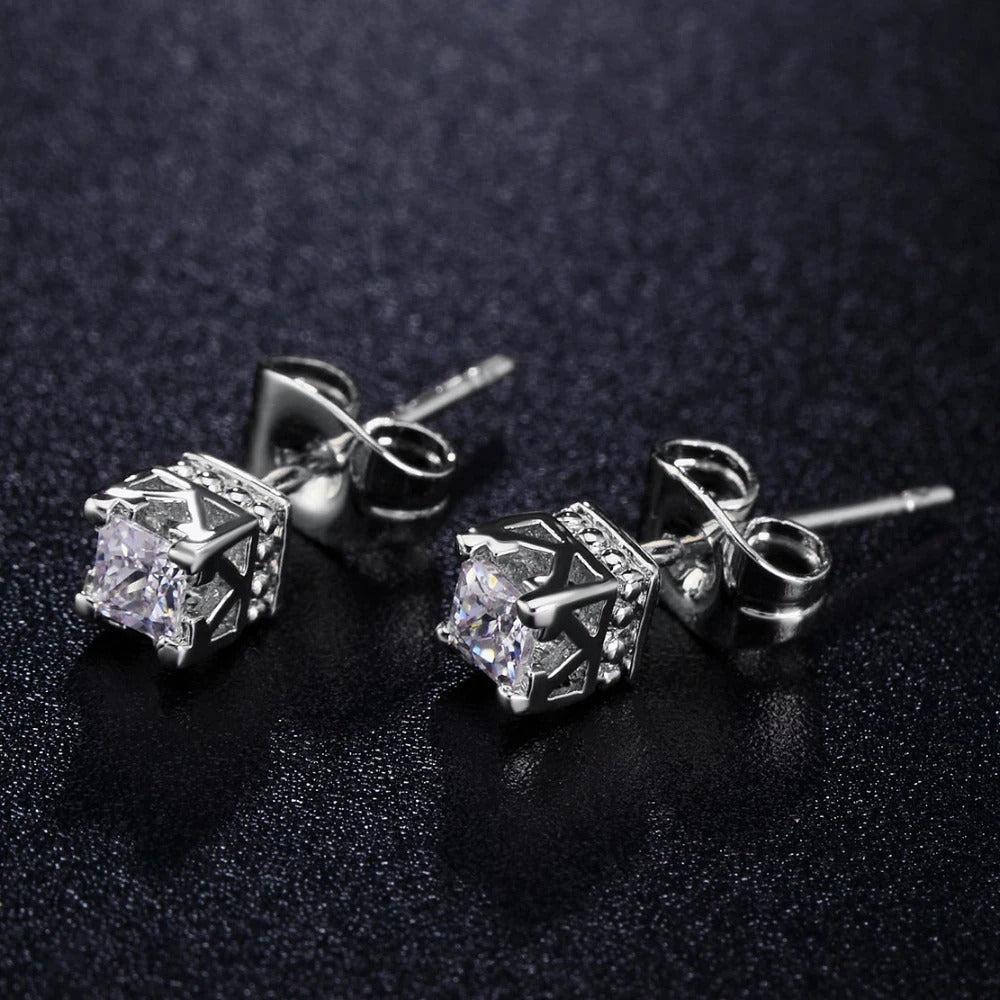 Pendientes atemporales de plata con diseño cuadrado de cristal y corona