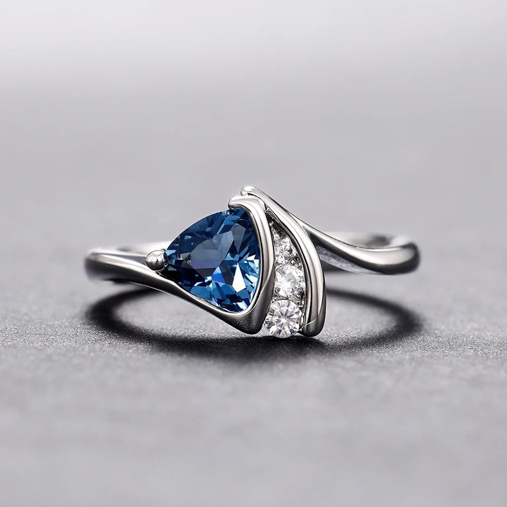 Bague vintage en argent avec pierre bleue trillion