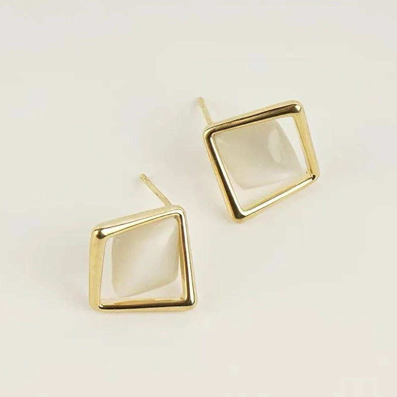 Boucles d'oreilles puces classiques en diamant et opale ajourées