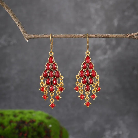 Pendientes colgantes vintage dorados con cristales rojos