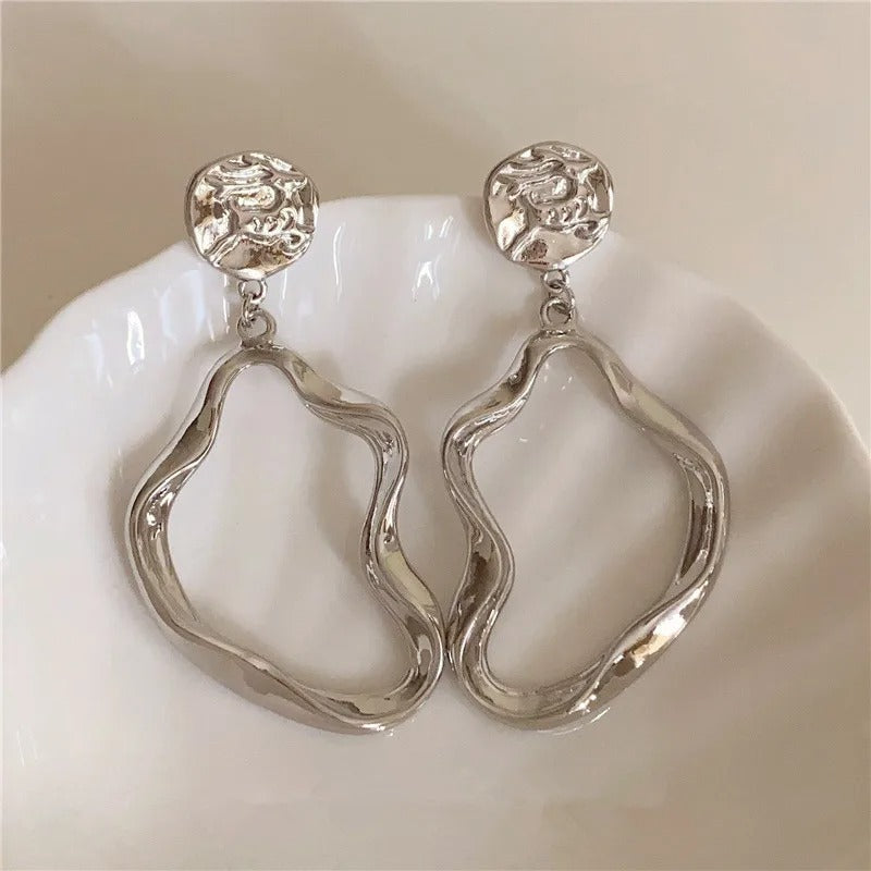 Pendientes colgantes de plata con forma de círculo ondulado contemporáneo