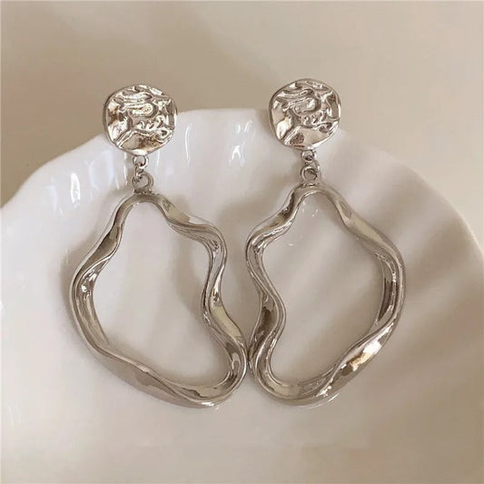 Pendientes colgantes de plata con forma de círculo ondulado contemporáneo
