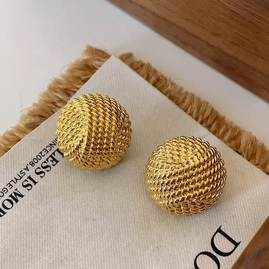 Pendientes de botón con bola de nudo tejido dorado