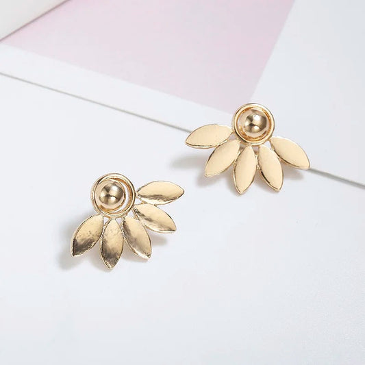 Pendientes con diseño de pétalos de oro