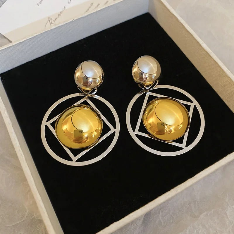 Pendientes atemporales con detalles geométricos esculpidos en oro y plata
